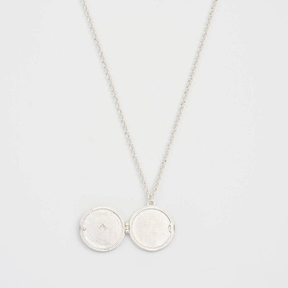 Collier médaillon Nightshade Moon Fable England, croissant de lune et fleurs indigo, plaqué argent