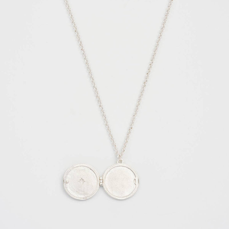 Collier médaillon Nightshade Moon Fable England, croissant de lune et fleurs indigo, plaqué argent