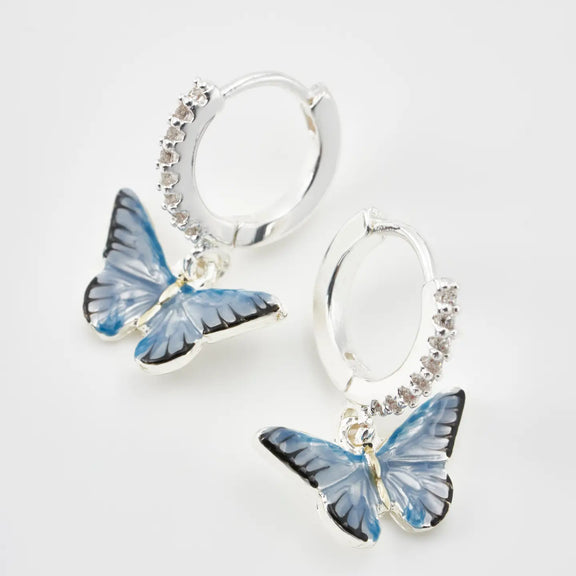 Boucles d'oreilles huggie plaqué argent Fable England, charm papillon bleu émaillé à la main