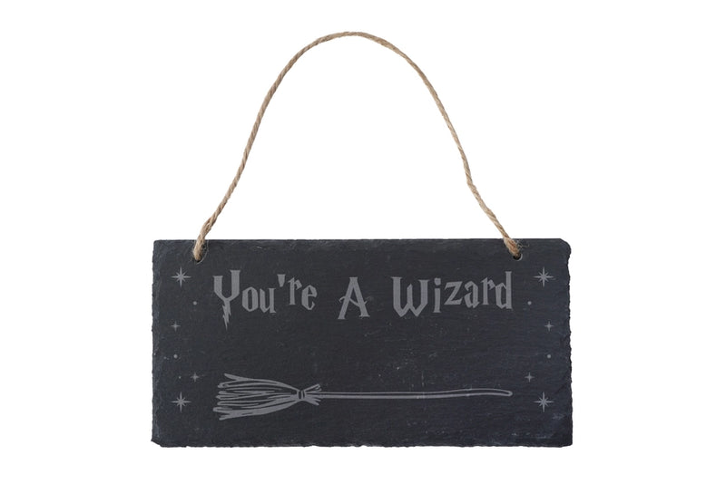 Plaque en ardoise naturelle gravée You're A Wizard avec motif balai, suspendue par une corde en jute