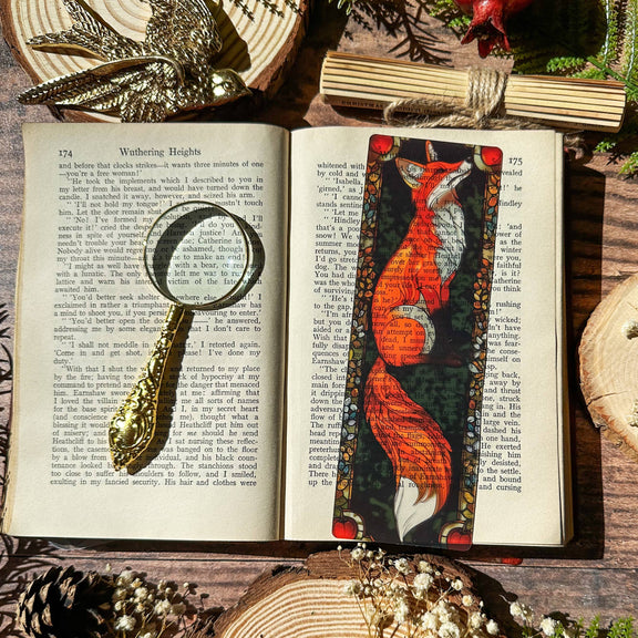 Marque-page vitrail Sonnet & Fable en acrylique transparent illustré d'un renard roux élancé