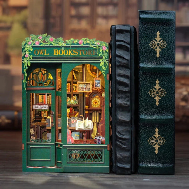 Book nook Librairie du Hibou, kit en bois 139 pièces avec LED, librairie miniature verte