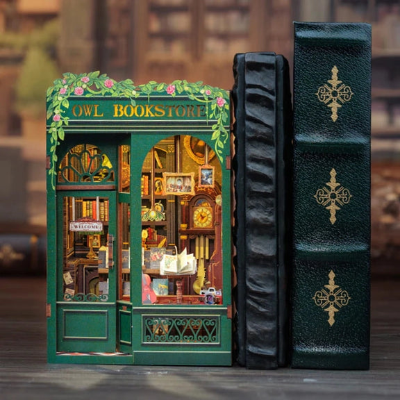 Book nook Librairie du Hibou, kit en bois 139 pièces avec LED, librairie miniature verte