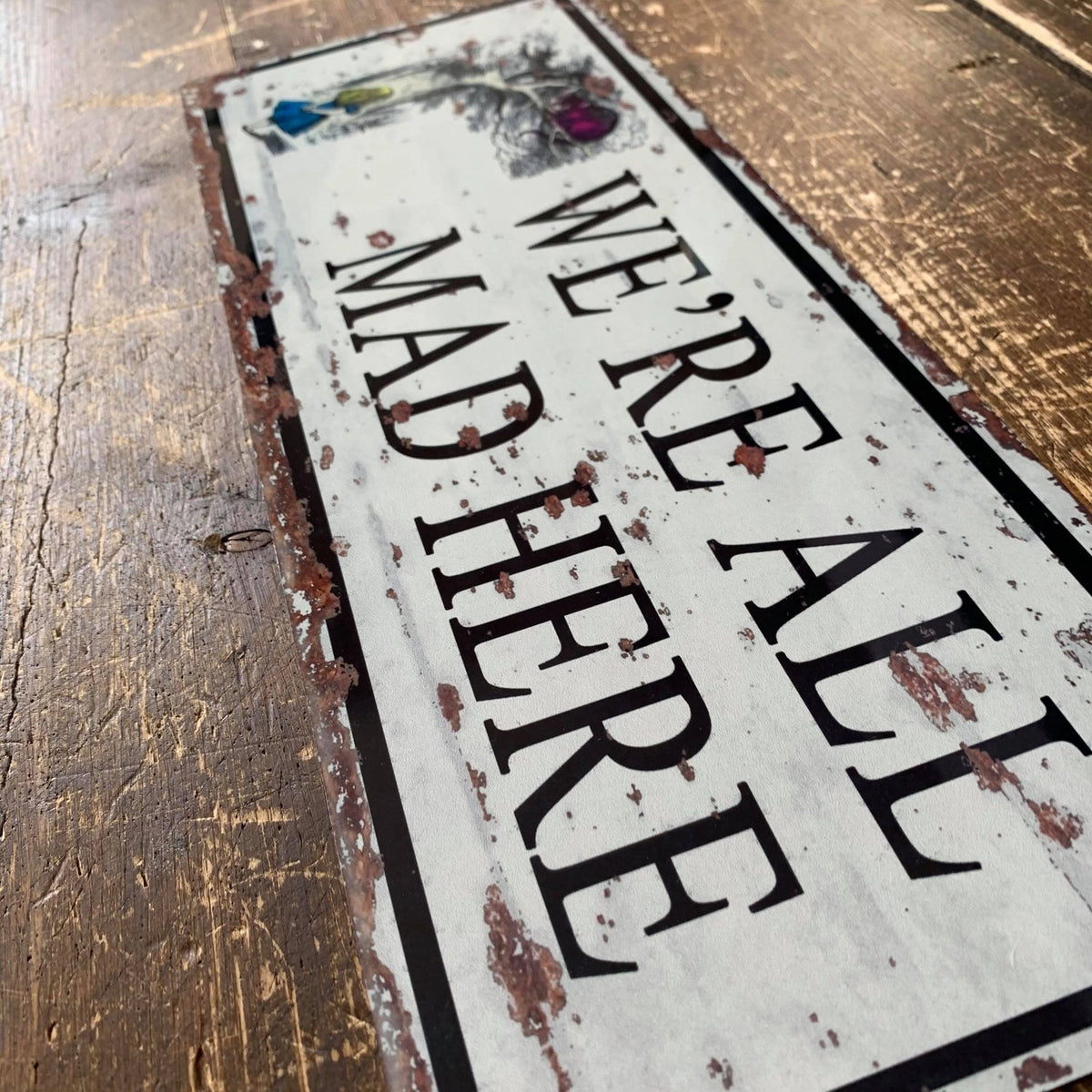 Plaque métal Alice au Pays des Merveilles We're All Mad Here, illustration effet vieilli