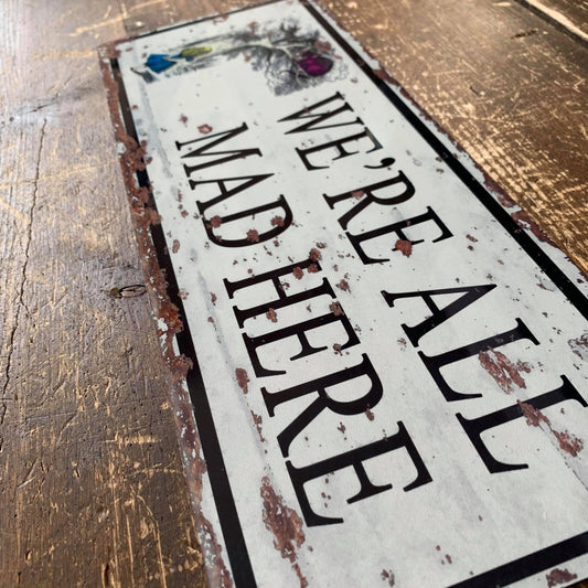 Plaque métal Alice au Pays des Merveilles We're All Mad Here, illustration effet vieilli