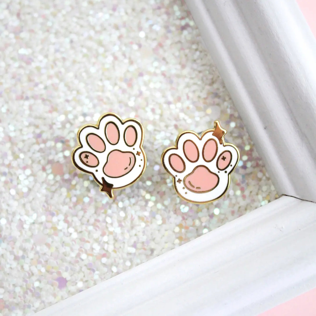 Duo de pin's émaillés en forme de pattes de chat roses à finition dorée, marque Occasionalish