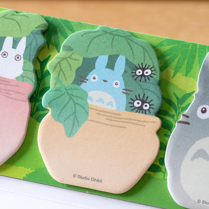 Set de trois blocs mémo Totoro gris, bleu et blanc dans des pots de feuilles, Studio Ghibli
