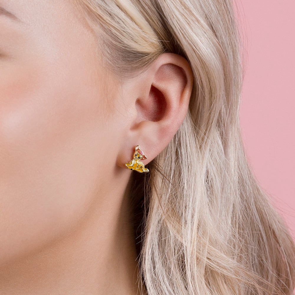 Boucles d'oreilles Disney Bambi plaqué or émaillé représentant le petit faon dans une posture tendre