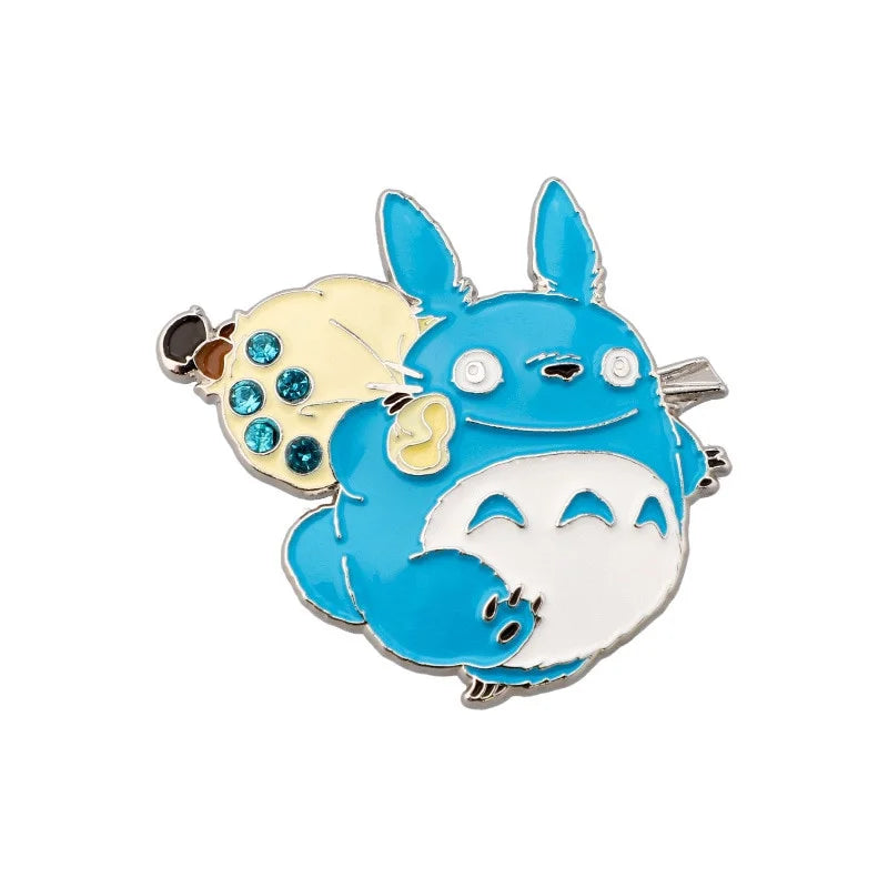 Broche émaillée Totoro bleu Studio Ghibli portant un baluchon orné de strass bleus