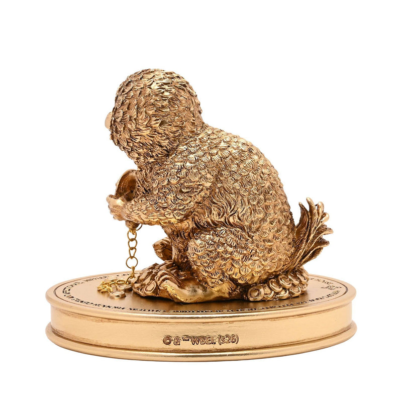 Figurine Harry Potter du Niffleur serrant une chaîne dorée sur un socle parsemé de trésors