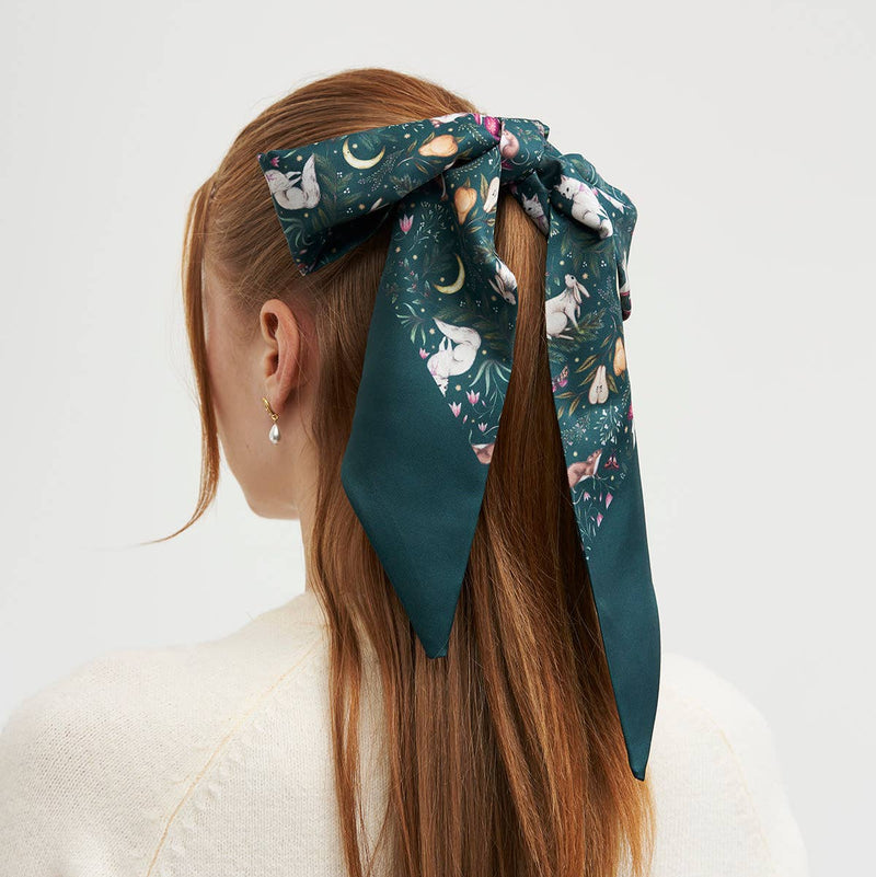 Foulard skinny Niva Fable England 140 x 10 cm, fond vert forêt, animaux et détails féeriques