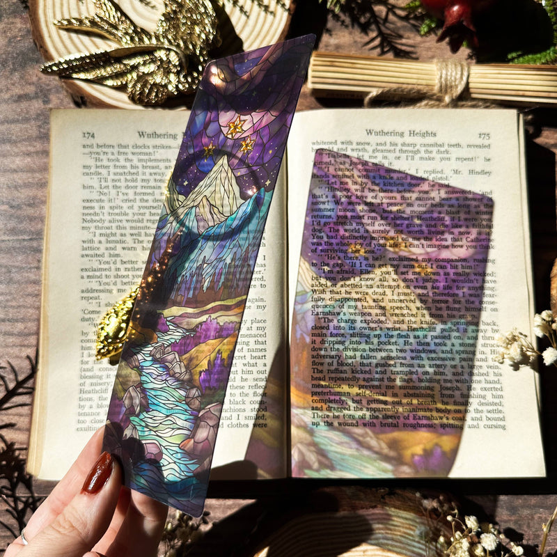 Marque-page vitrail Sonnet & Fable en acrylique, montagne enneigée sous un ciel étoilé