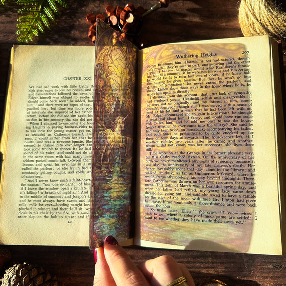 Marque-page transparent effet vitrail avec une licorne contemplant un château enchanté