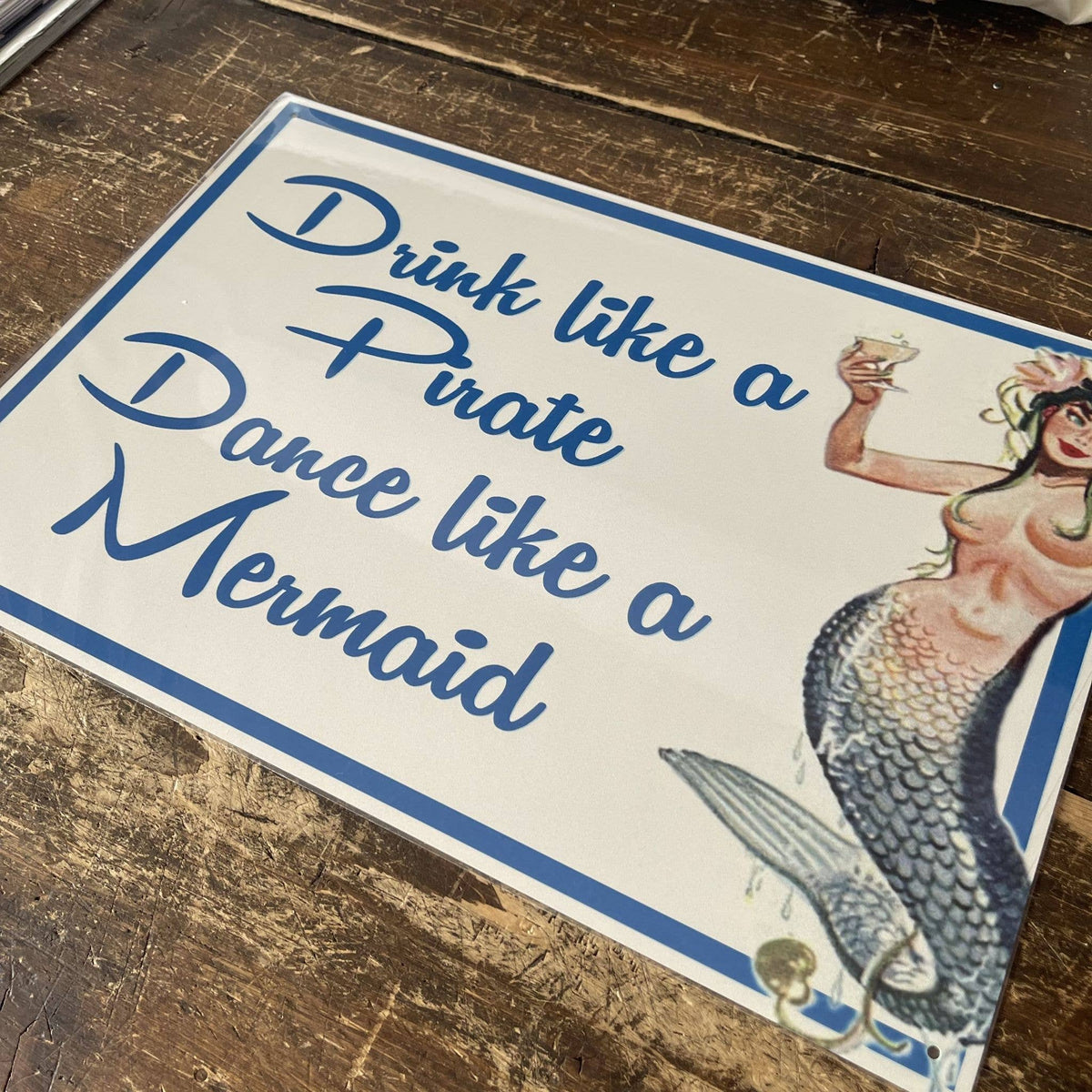 Plaque murale vintage en aluminium imprimé Drink Like A Pirate Dance Like A Mermaid, style rétro