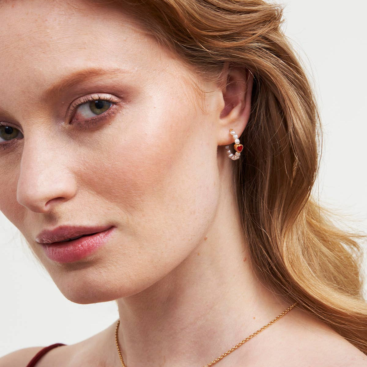 Boucles d'oreilles créoles Fable England Heart Pearl en plaqué or 22 carats avec perles et cœur