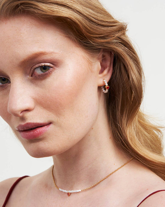 Boucles d'oreilles créoles Fable England Heart Pearl en plaqué or 22 carats avec perles et cœur