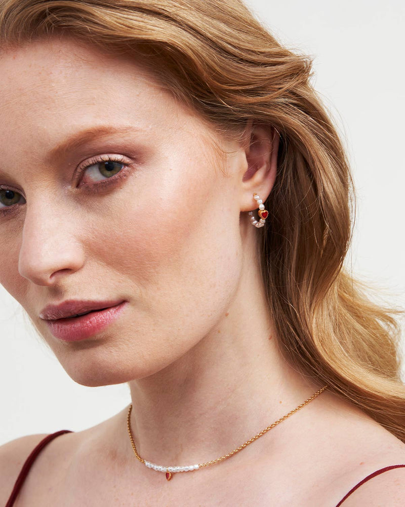 Boucles d'oreilles créoles Fable England Heart Pearl en plaqué or 22 carats avec perles et cœur
