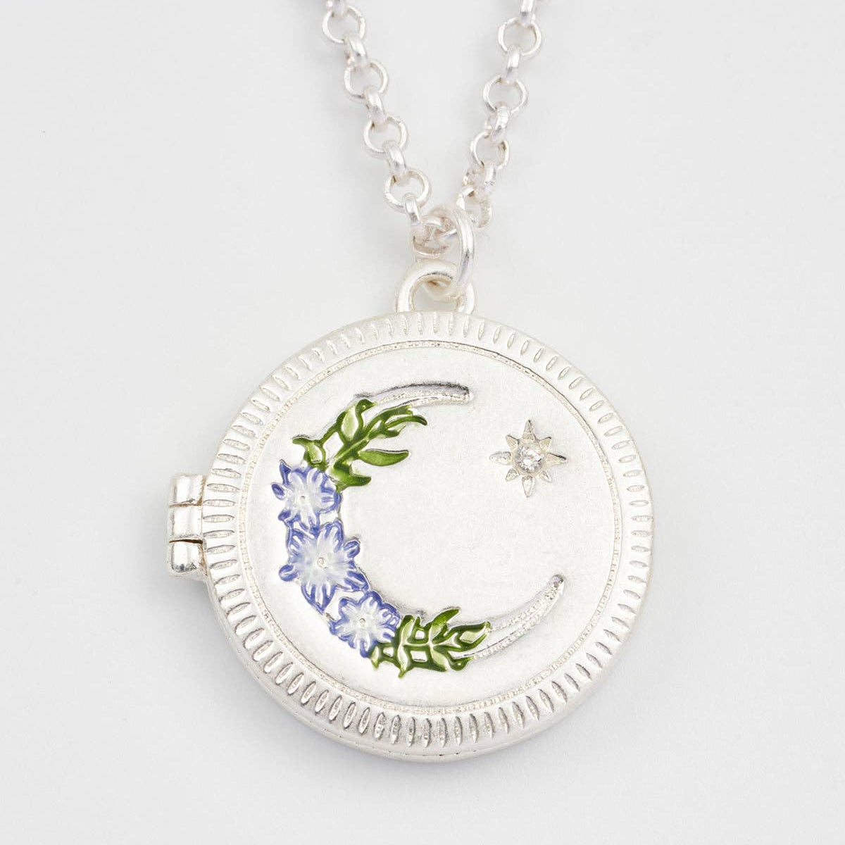 Collier médaillon Nightshade Moon Fable England, croissant de lune et fleurs indigo, plaqué argent