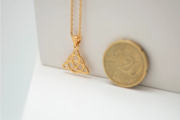 Collier Triquetra plaqué or, pendentif celtique à trois arcs entrelacés