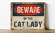 Plaque métal vintage humoristique Attention à la dame aux chats
