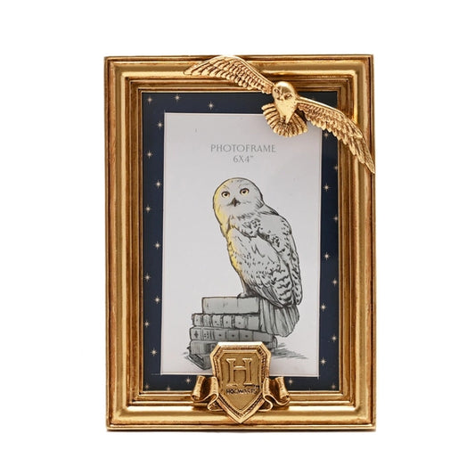 Cadre photo Harry Potter en résine dorée avec Hedwige en vol et blason de Poudlard