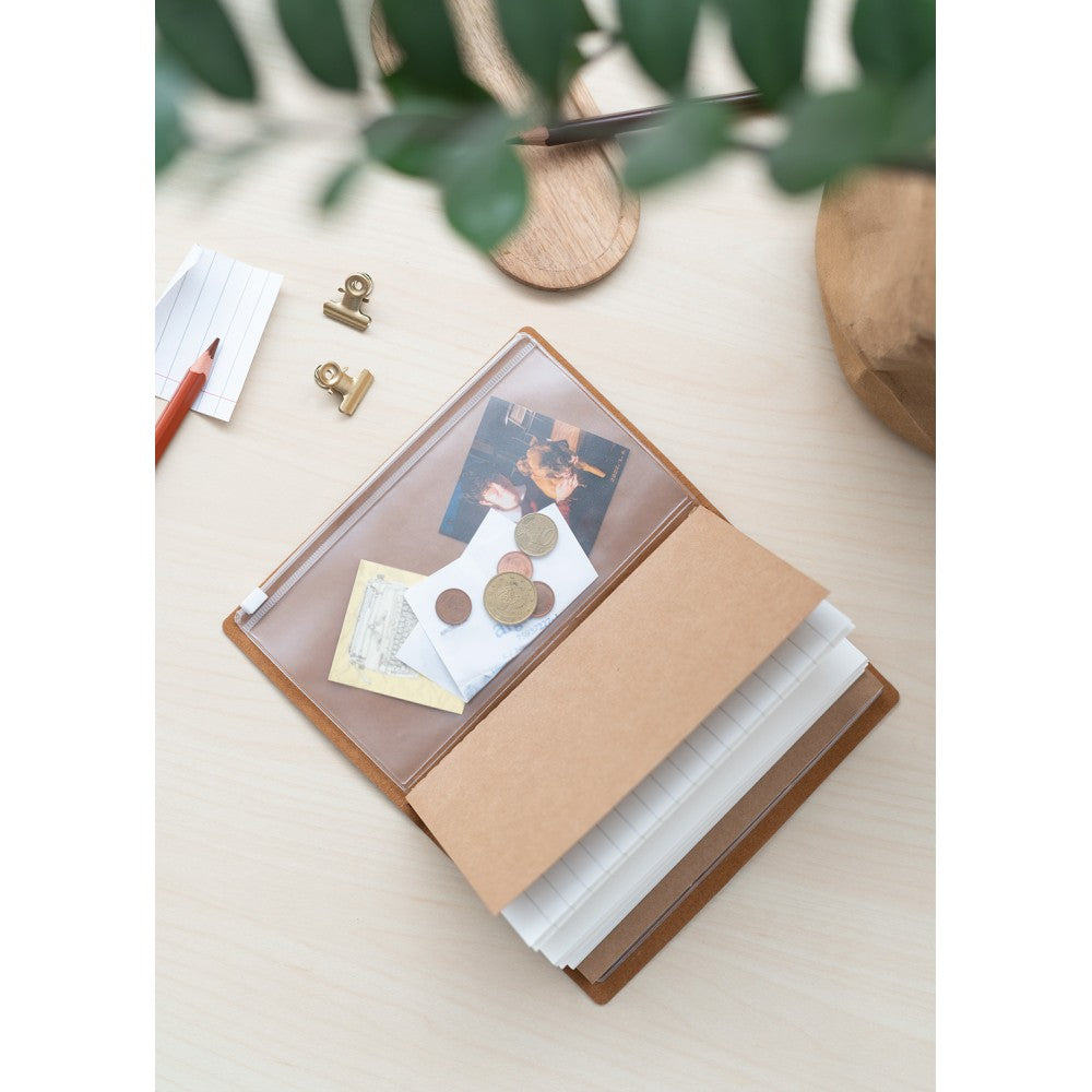 Carnet de voyage à couverture souple, détail des pages intérieures lignées et pointillées