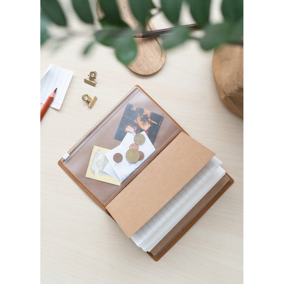 Carnet de voyage à couverture souple, détail des pages intérieures lignées et pointillées