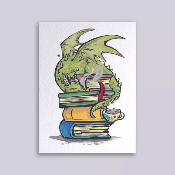 Carte postale illustrée d'un petit dragon vert endormi sur une pile de livres anciens avec une tasse de thé