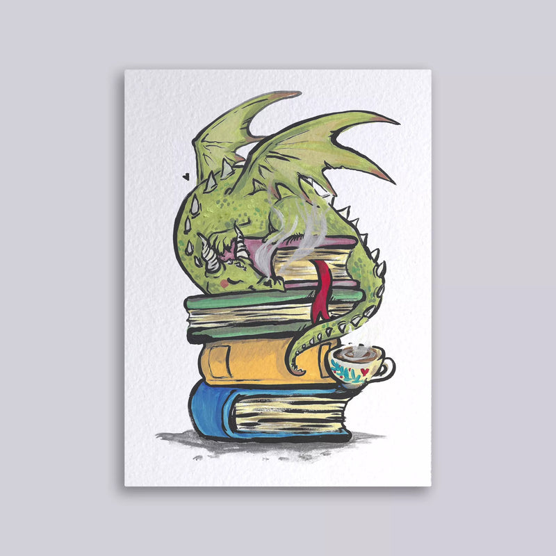 Carte postale illustrée d'un petit dragon vert endormi sur une pile de livres anciens avec une tasse de thé