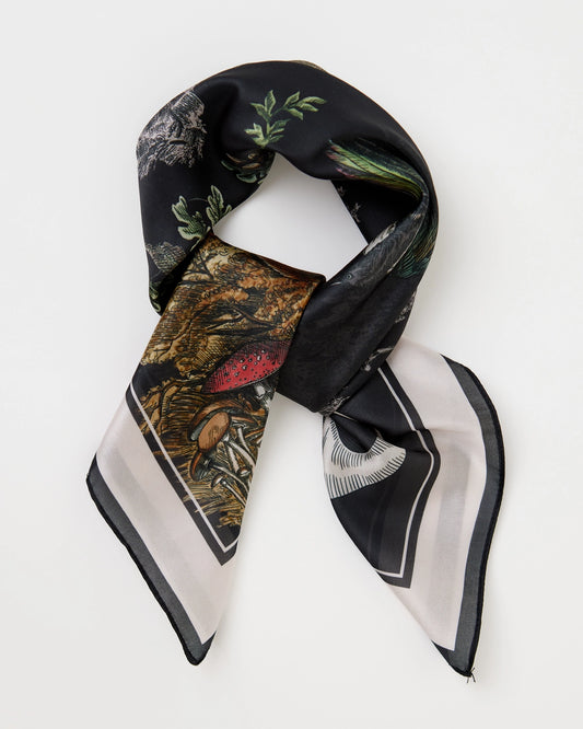 Foulard Fable England forêt nocturne, renard et jeune cerf sous un ciel étoilé, fond bleu nuit