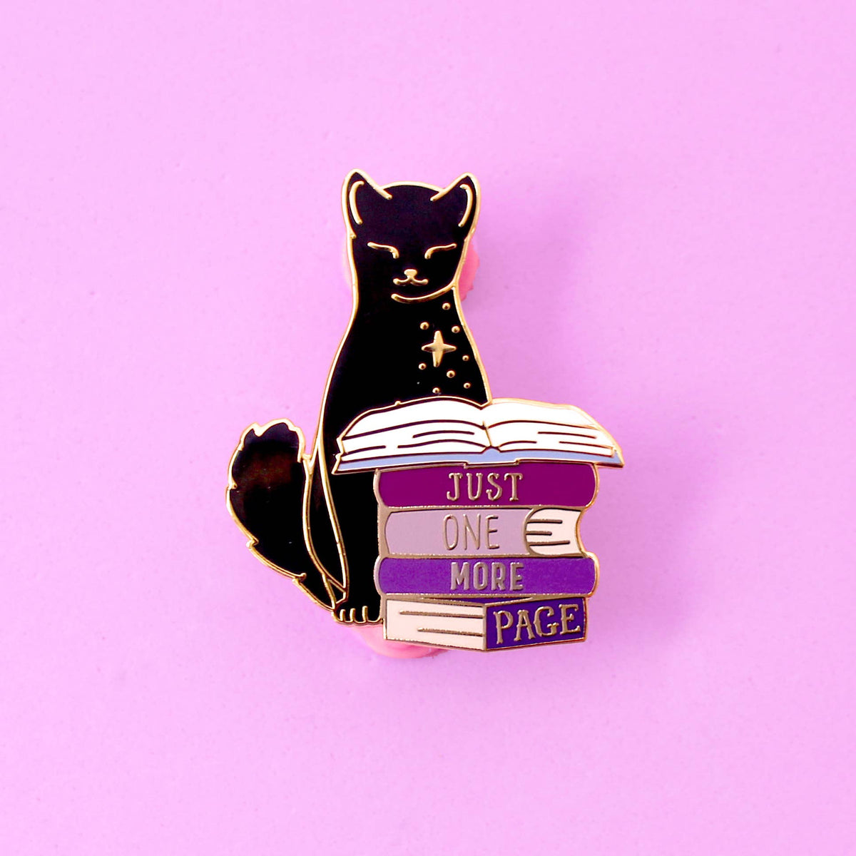 Pin's en émail doré Glitter Punk, chat noir sur une pile de livres violets, Just One More Page