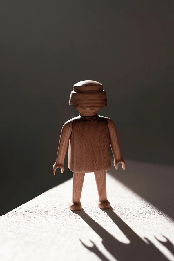 Figurine Playmobil mini en chêne blanc Boyhood, réinterprétation en bois du personnage des années 1970