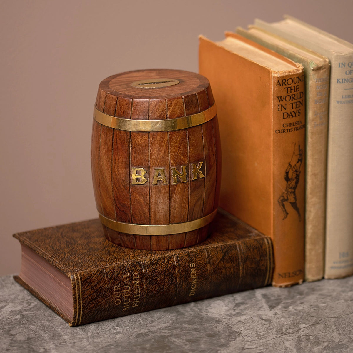 Tirelire tonneau vintage en bois massif avec inscription Banque en lettres dorées