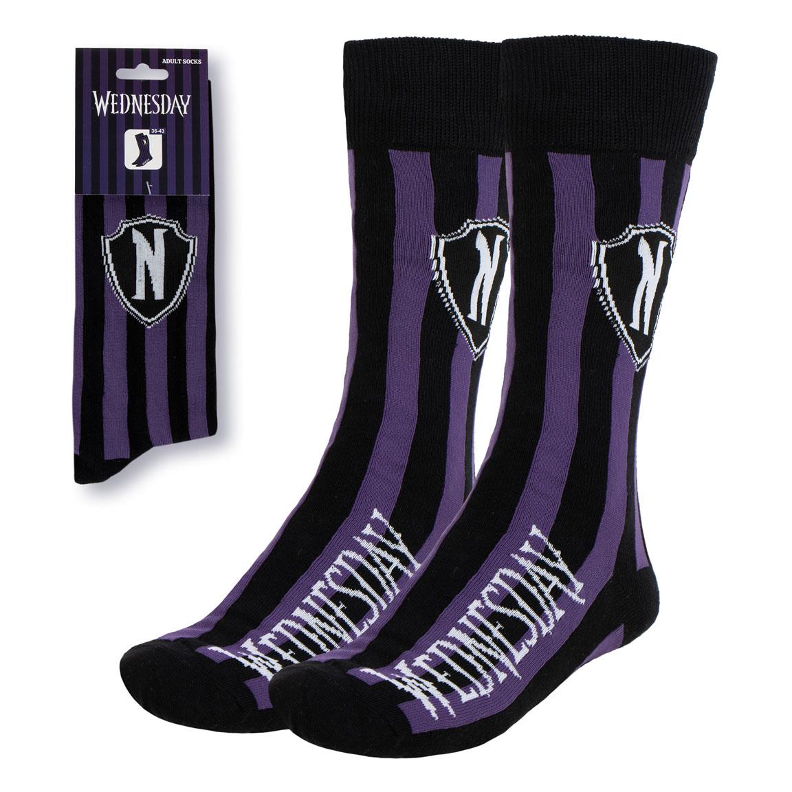 Chaussettes Wednesday rayées violet et noir avec logo N de l'Académie Nevermore