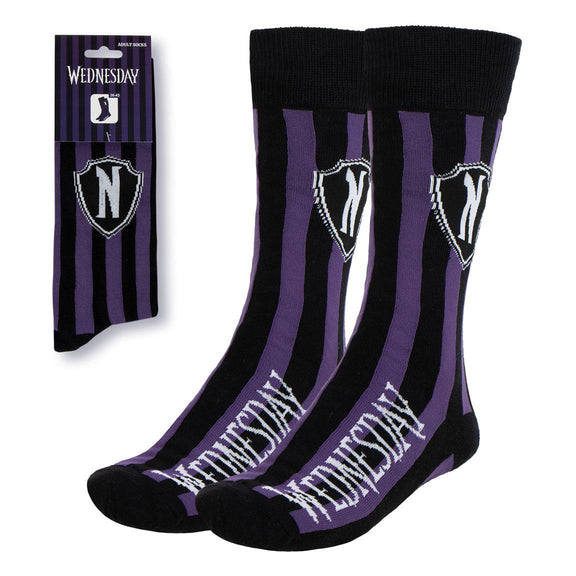 Chaussettes Wednesday rayées violet et noir avec logo N de l'Académie Nevermore