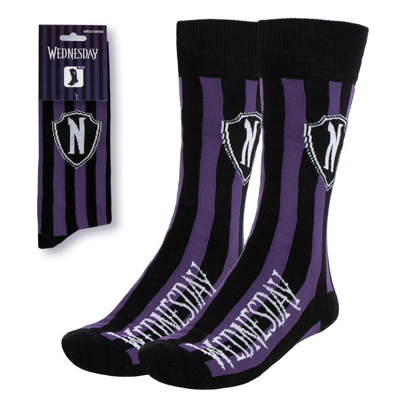 Chaussettes Wednesday rayées violet et noir avec logo N de l'Académie Nevermore