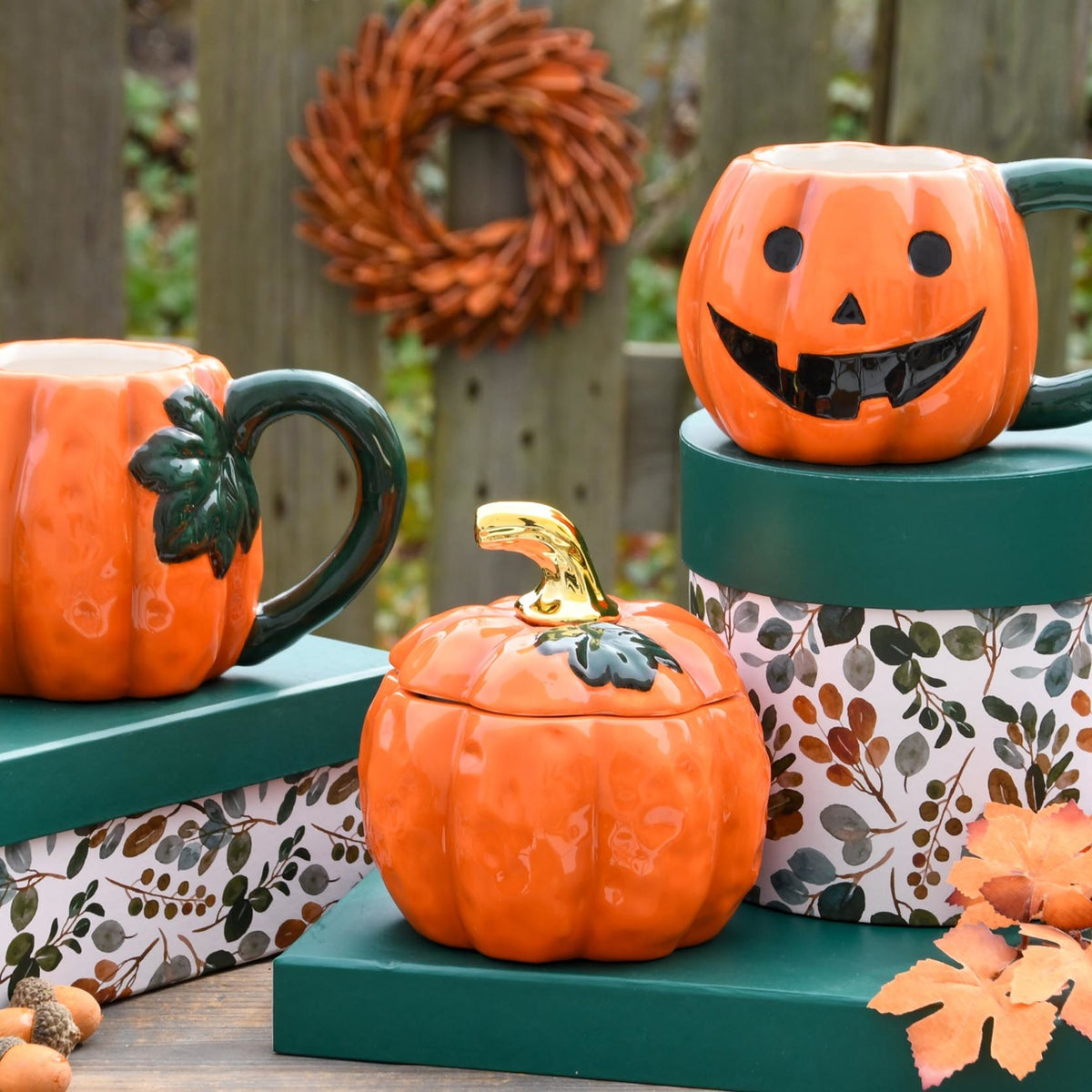 Boîte décorative citrouille en céramique émaillée orange avec tige dorée et feuille verte