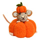 Décoration Halloween en feutre, souris avec chapeau installée dans une citrouille orange