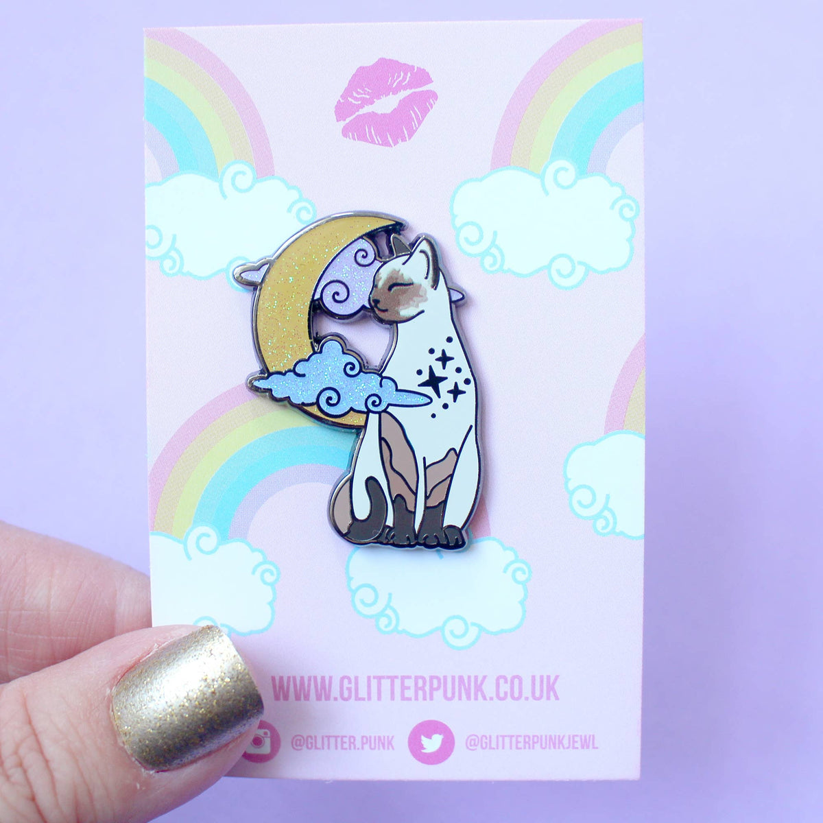 Pin's Glitter Punk chat siamois assis devant une lune scintillante et des nuages pastel