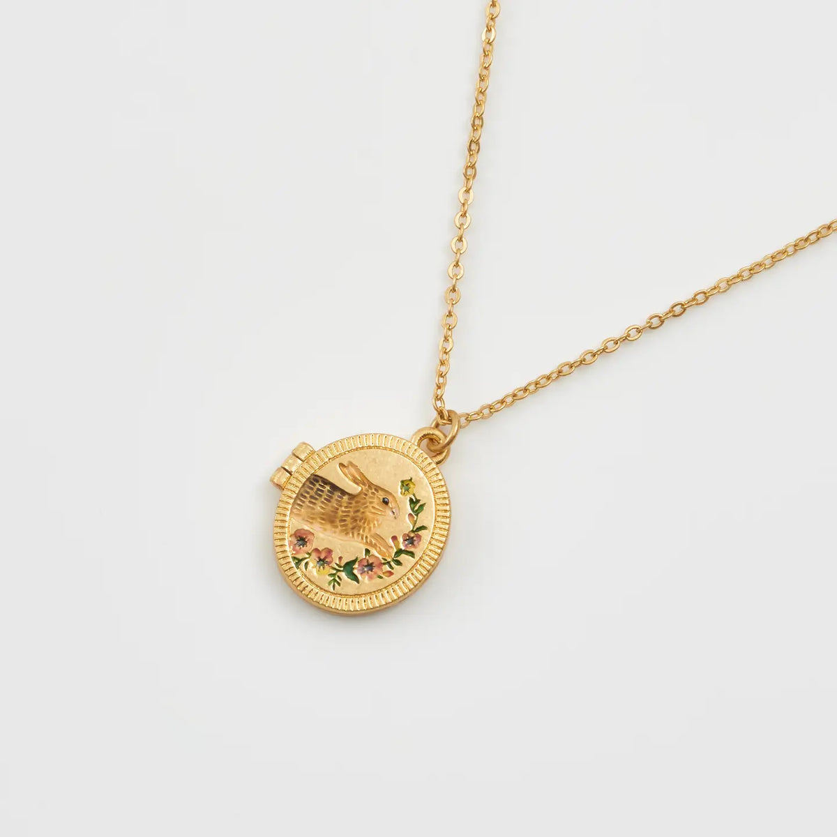 Collier Fable England, médaillon rond plaqué or avec lapin doré et arc de fleurs émaillées