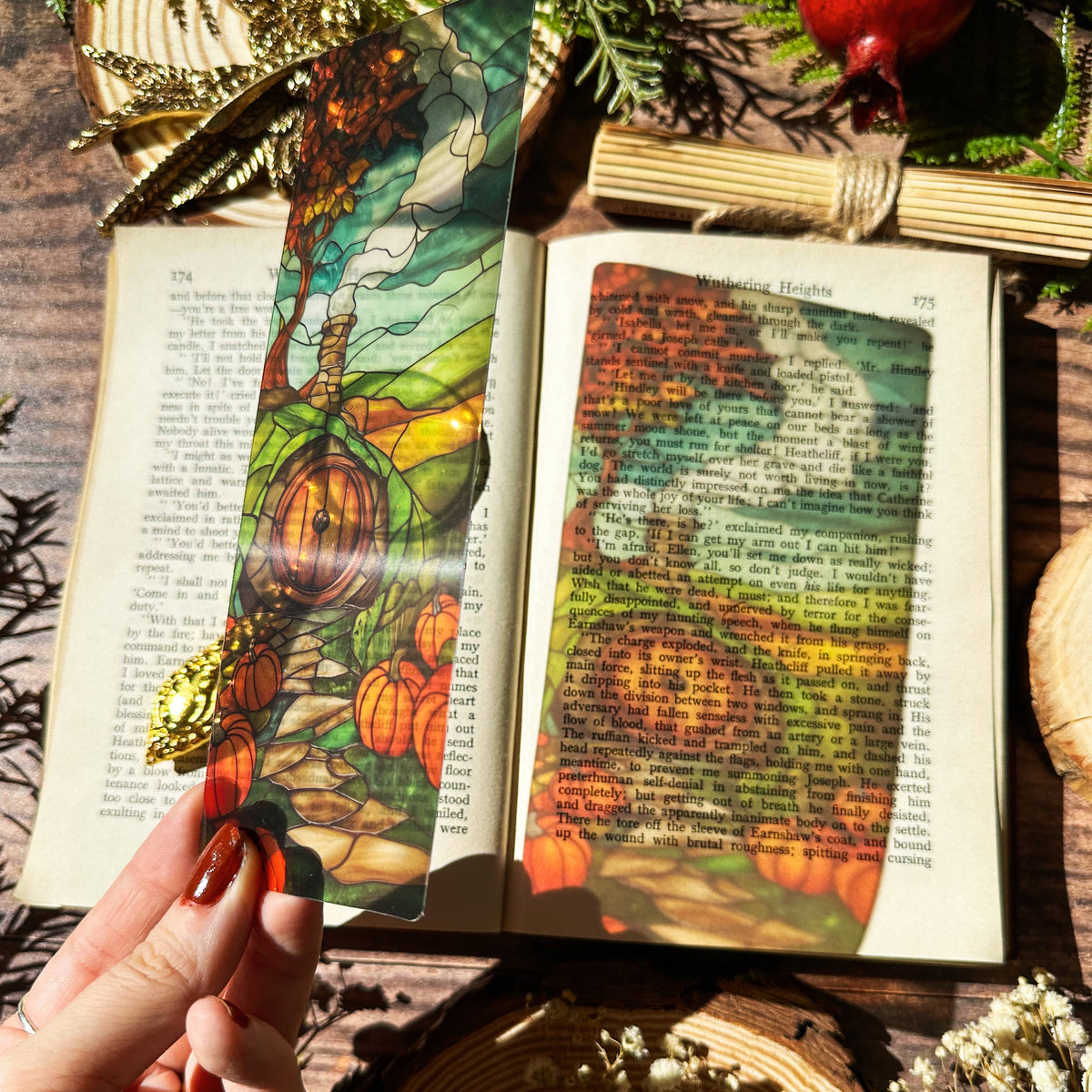 Marque-page vitrail Sonnet & Fable, porte ronde de hobbit dans la colline entourée de citrouilles