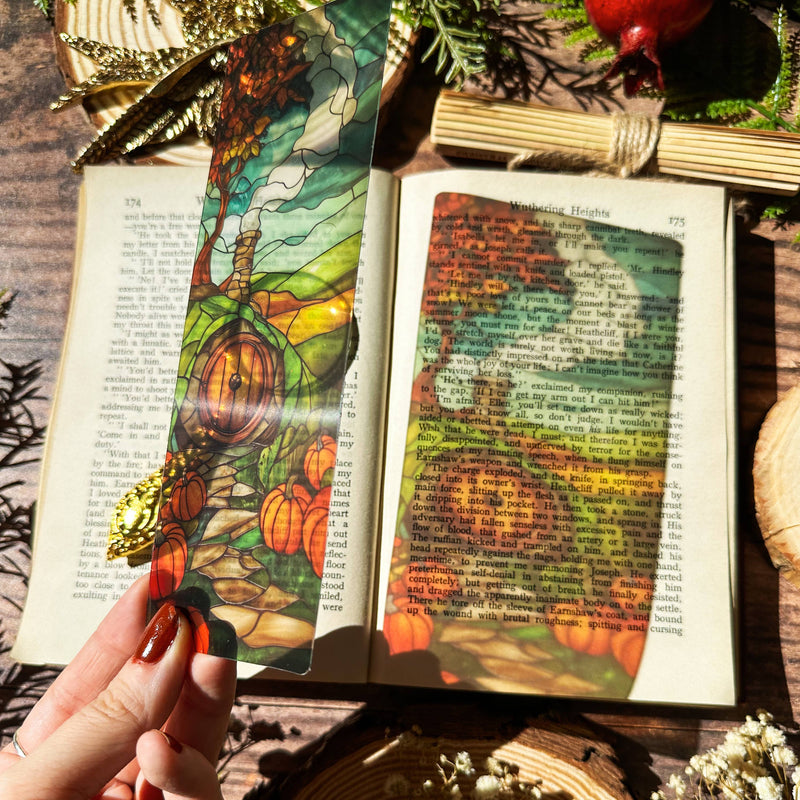 Marque-page vitrail Sonnet & Fable, porte ronde de hobbit dans la colline entourée de citrouilles