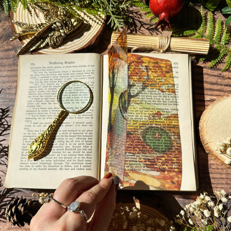 Marque-page vitrail Sonnet & Fable, petite maison ronde nichée sous un arbre aux couleurs d'automne