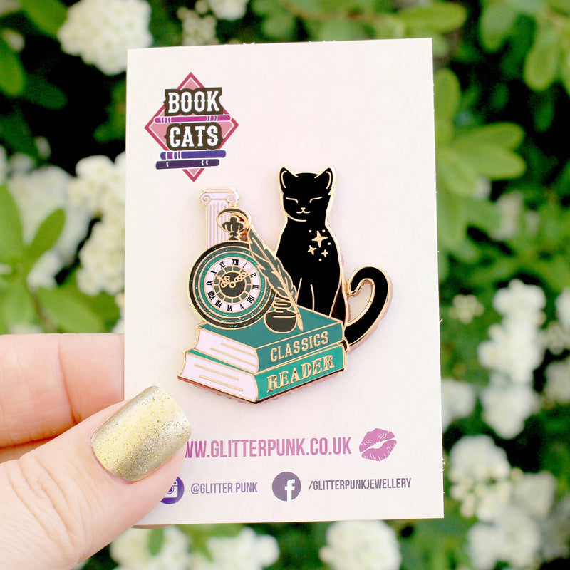 Pin's émail doré Glitter Punk Classics Reader, chat noir près d'une pile de livres verts