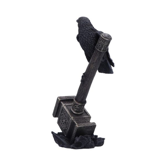 Figurine Nemesis Now d'un corbeau perché sur le marteau de Thor posé sur des rochers