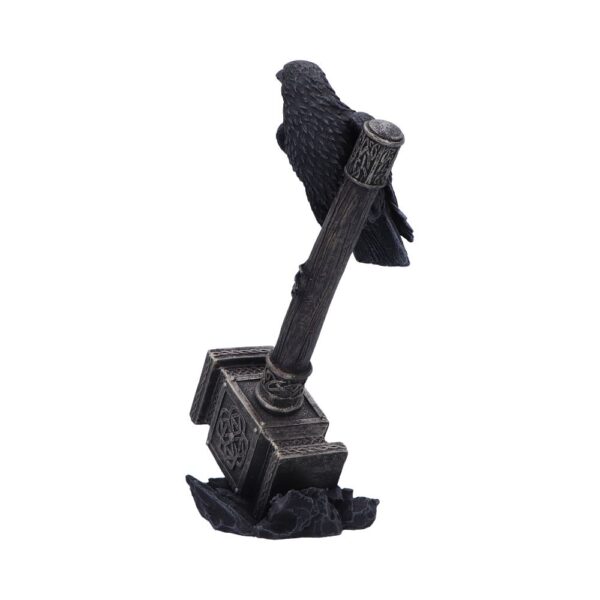 Figurine Nemesis Now d'un corbeau perché sur le marteau de Thor posé sur des rochers