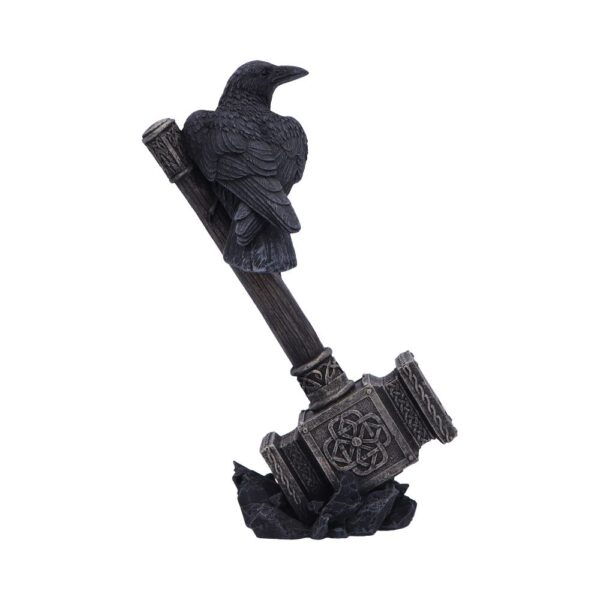 Figurine Nemesis Now d'un corbeau perché sur le marteau de Thor posé sur des rochers