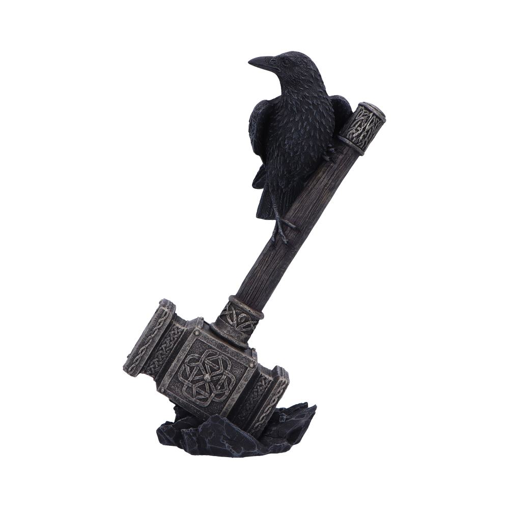 Figurine Nemesis Now d'un corbeau perché sur le marteau de Thor posé sur des rochers