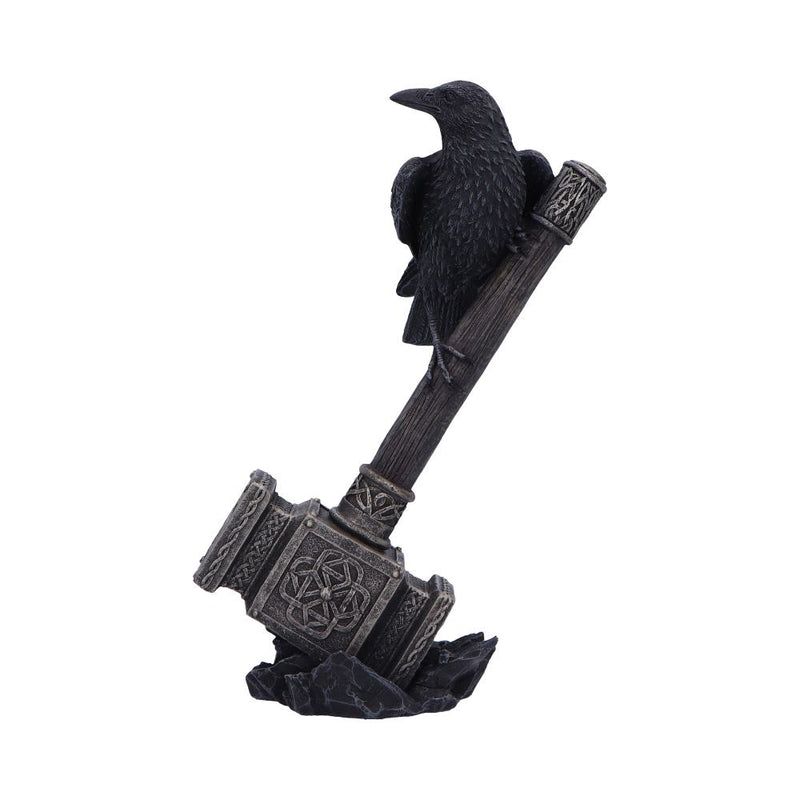 Figurine Nemesis Now d'un corbeau perché sur le marteau de Thor posé sur des rochers