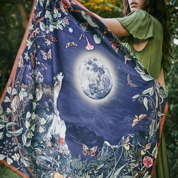 Foulard Fable England Moonlit Forest, loup hurlant sous la pleine lune, bordure bordeaux